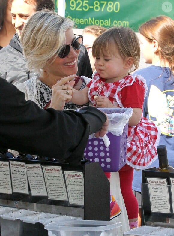 Elsa Pataky enceinte se rend au Farmers Market avec sa fille India et sa belle-mère Leonie à Malibu, le 16 février 2014.