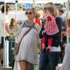 Elsa Pataky enceinte se rend au Farmers Market avec sa fille India et sa belle-mère Leonie à Malibu, le 16 février 2014.