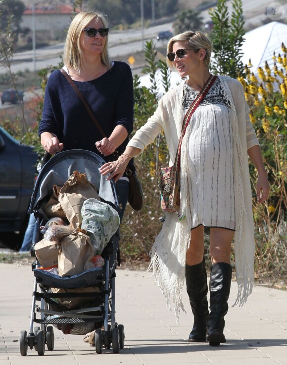 La jolie Elsa Pataky enceinte se rend au Farmers Market avec sa fille India et sa belle-mère Leonie à Malibu, le 16 février 2014.