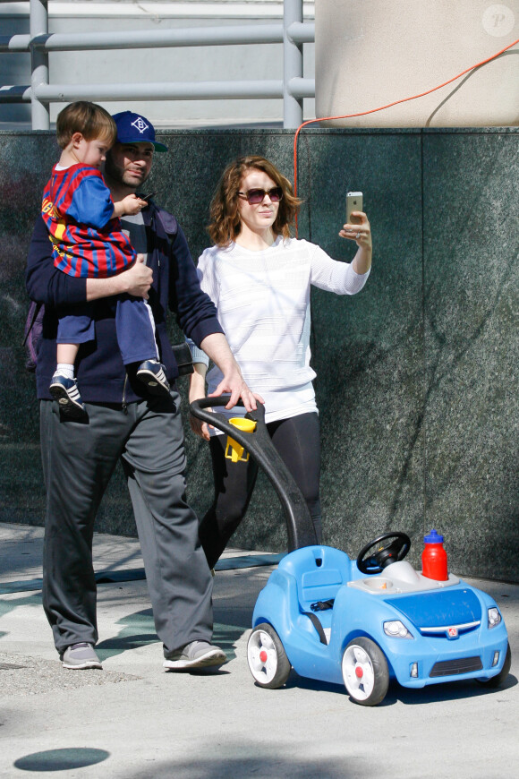 L'actrice Alyssa Milano, son mari Dave Bugliari et son fils Milo, au Farmers Market de Studio City, Los Angeles, le 16 février 2014.