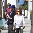 Alyssa Milano, son mari Dave Bugliari et son fils Milo, au Farmers Market de Studio City, Los Angeles, le 16 février 2014.
