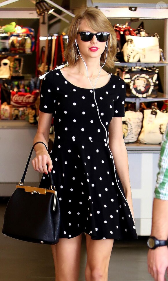 Taylor Swift fait du shopping à Hollywood le 13 février 2014.
