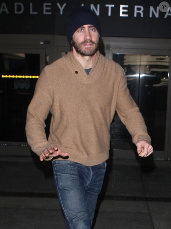 L'acteur Jake Gyllenhaal arrive à l'aéroport de LAX, à Los Angeles, le 13 décembre 2013.