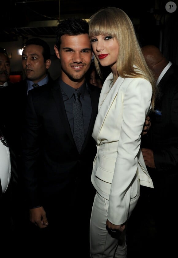 Taylor Lautner et Taylor Swift dans les coulisses des MTV Video Music Awards au Staples Center de Los Angeles, le 6 septembre 2012.