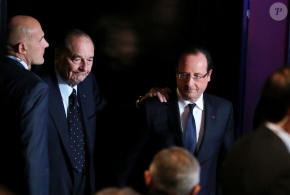Jacques Chirac et Francois Hollande lors de la cérémonie de remise du Prix pour la prévention des conflits de la Fondation Chirac au musée du quai Branly. Paris, le 21 novembre 2013
