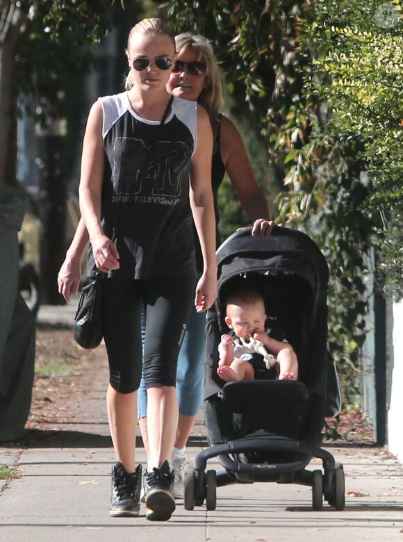 Malin Akerman se promène à Los Angeles en compagnie de son fils Sebastian, le 27 décembre 2013