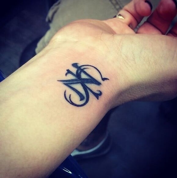 Malin Akerman a fait modifié son tatouage sur le poignet droit. Février 2014.