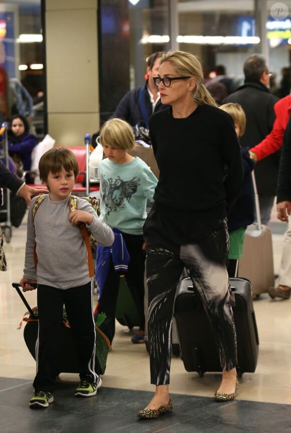 Exclusif - Sharon Stone avec ses enfants à l'aéroport de Paris, le 30 novembre 2013.