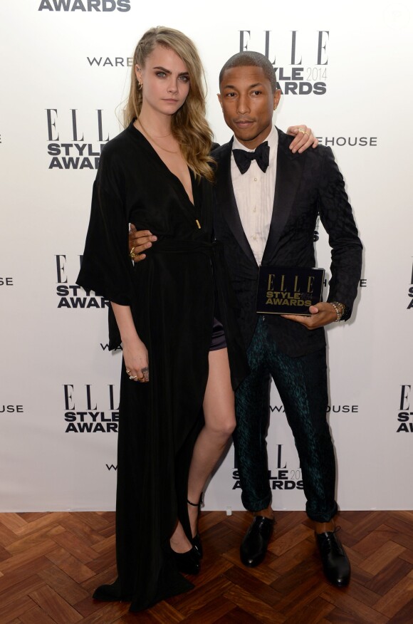Cara Delevingne et Pharrell Williams, lauréat du prix de meilleur artiste international de l'année lors des Elle Style Awards au One Embankment. Londres, le 18 février 2014.