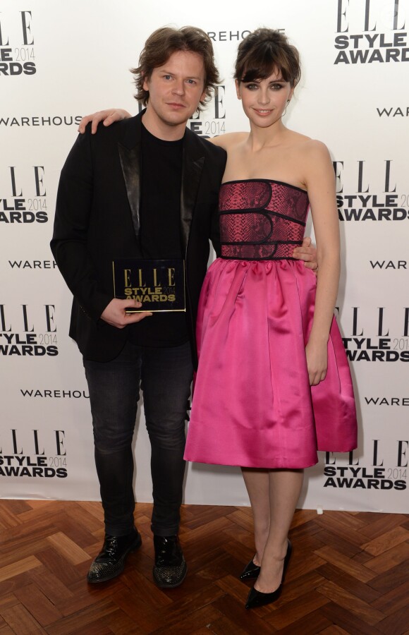 Christopher Kane, lauréat du prix de créateur britannique de l'année pour la deuxième fois consécutive, pose avec l'actrice Felicity Jones lors des Elle Style Awards au One Embankment, à Londres. Le 18 février 2014.