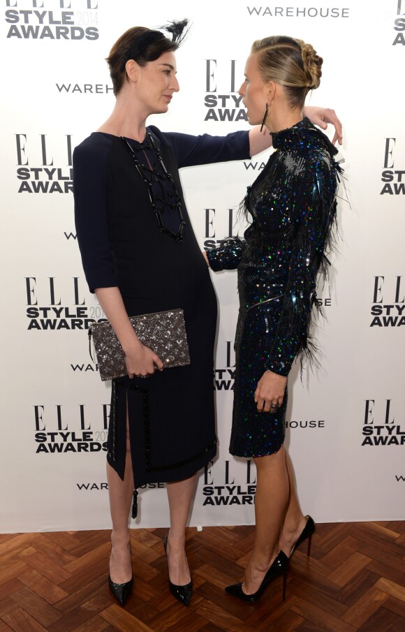 Erin O'Connor et Karolina Kurkova assistent aux Elle Style Awards au One Embankment, à Londres. Le 18 février 2014.