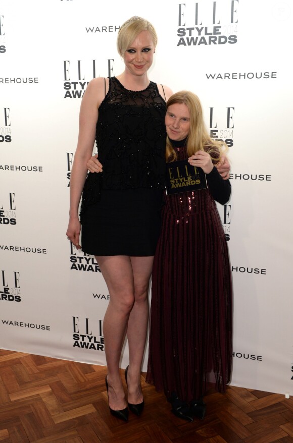 Gwendoline Christie et Kate Hillier, créatrice de bijoux et lauréate du prix de créatrice d'accessoires de l'année lors des Elle Style Awards au One Embankment, à Londres. Le 18 février 2014.