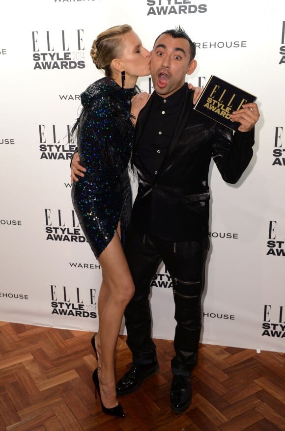 Karolina Kurkova et le styliste/créateur Nicola Formichetti, lauréat du prix d'innovateur mode de l'année lors des Elle Style Awards au One Embankment, à Londres. Le 18 février 2014.