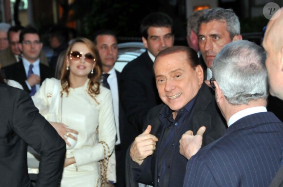Silvio Berlusconi et sa jolie fiancée Francesca Pascale à Bari, le 12 avril 2013.
