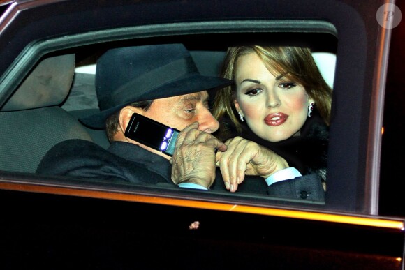 Silvio Berlusconi et sa fiancée Francesca Pascale à Milan, le 29 décembre 2012.