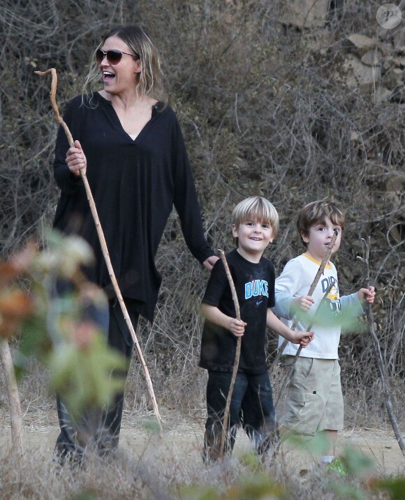 Brooke Mueller (ex-femme de Charlie Sheen) se promène dans la forêt en compagnie de ses deux garcons Max et Bob Sheen. Los Angeles, le 15 novembre 2013.