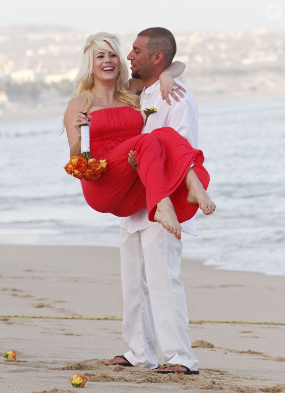 Shayne Lamas, enceinte de son premier enfant, et son mari Nik Richie, au mariage de son père Lorenzo Lamas, au Mexique, le 30 avril 2011.
