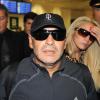 Diego Maradona et sa fiancée Rocio Oliva à l'aéroport de Malpensa à Milan, le 17 octobre 2013