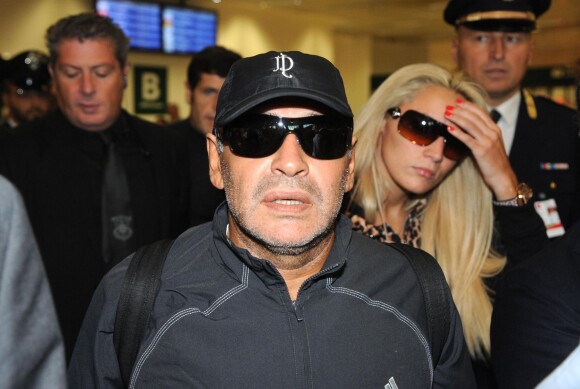 Diego Maradona et sa fiancée Rocio Oliva à l'aéroport de Malpensa à Milan, le 17 octobre 2013