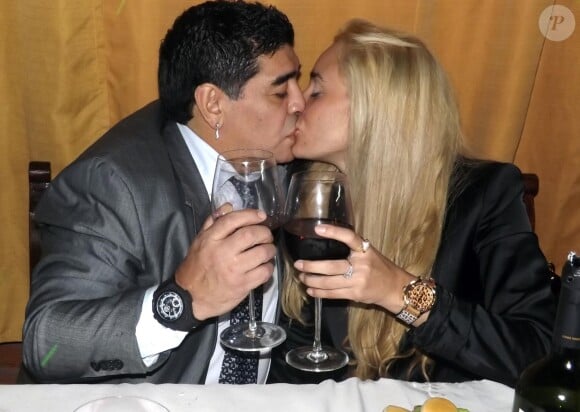 Diego Maradona et sa fiancée Rocio Oliva, à Buenos Aires, le 13 juin 2013