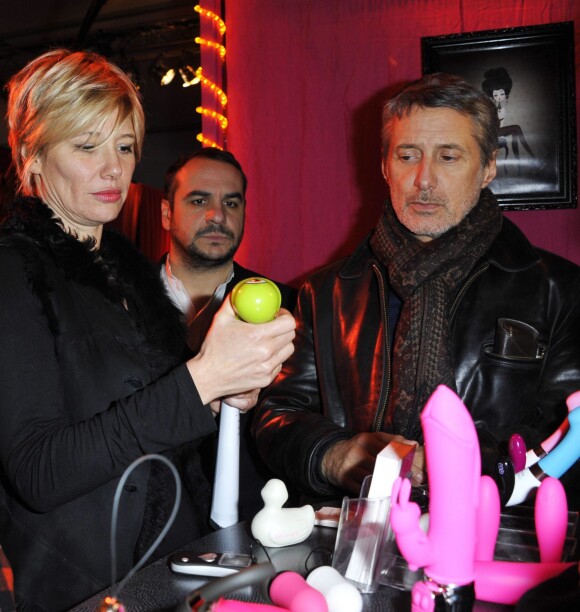 Antoine de Caunes, François-Xavier Demaison et Maïtena Biraben - Vernissage de l'exposition "Sex in the City". A Paris, le 21 novembre 2011.
