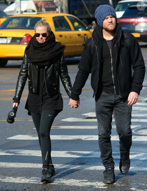 Exclusif - Sam Worthington et Lara Bingle lors d'une balade romantique à New York, le 20 février 2014.