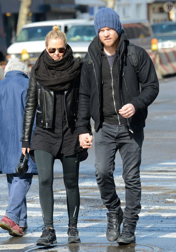 Exclusif - Sam Worthington et sa petite amie Lara Bingle lors d'une balade romantique à New York, le 20 février 2014.