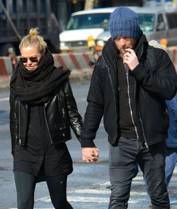 Exclusif - Sam Worthington et sa petite amie Lara Bingle lors d'une balade romantique à New York, le 20 février 2014.