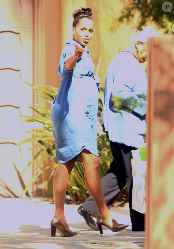 Kerry Washington (enceinte) arrive à sa baby shower chez Shonda Rhimes à Los Angeles, le 23 février 2014.