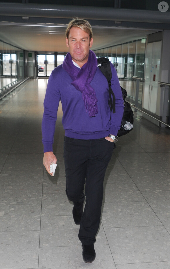 Exclusif - Shane Warne arrive à l'aéroport de Heathrow à Londres, le 19 février 2014.