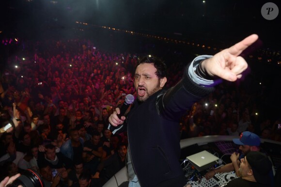Exclusif - Soirée "Touche pas à mon poste" au club Le Loft à Paris. Cyril Hanouna, Tefa et Thierry Moreau, sont allés mettre le feu devant 4000 clubbers, en improvisant une chenille géante, et en se jetant dans la foule depuis la console dj. Samedi 22 février.
