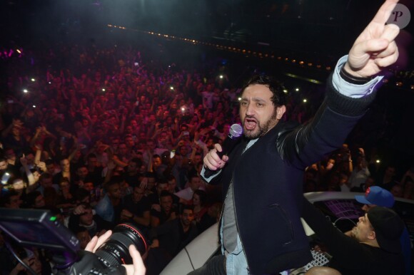 Exclusif - Soirée "Touche pas à mon poste" au club Le Loft à Paris. Cyril Hanouna, Tefa et Thierry Moreau, sont allés mettre le feu devant 4000 clubbers, en improvisant une chenille géante, et en se jetant dans la foule depuis la console dj. Samedi 22 février.