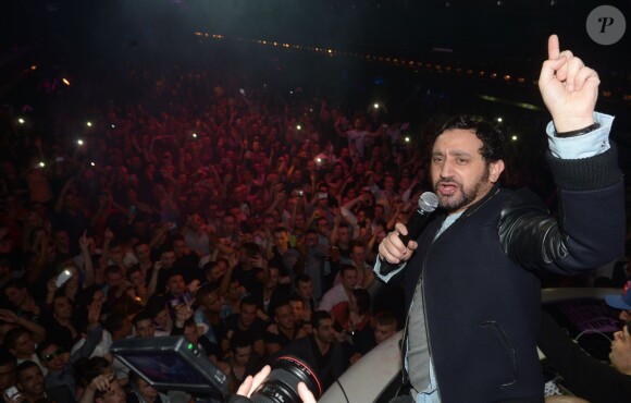 Exclusif - Soirée "Touche pas à mon poste" au club Le Loft à Paris. Cyril Hanouna, Tefa et Thierry Moreau, sont allés mettre le feu devant 4000 clubbers, en improvisant une chenille géante, et en se jetant dans la foule depuis la console dj. Samedi 22 février.