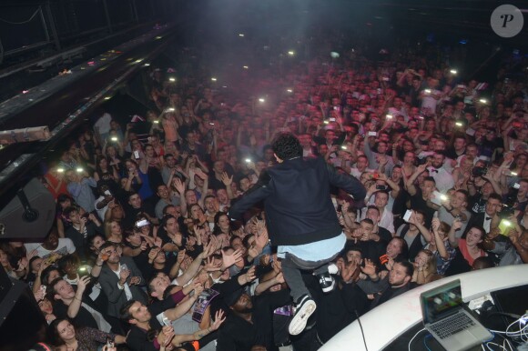 Exclusif - Soirée "Touche pas à mon poste" au club Le Loft à Paris. Cyril Hanouna, Tefa et Thierry Moreau, sont allés mettre le feu devant 4000 clubbers, en improvisant une chenille géante, et en se jetant dans la foule depuis la console dj. Samedi 22 février.