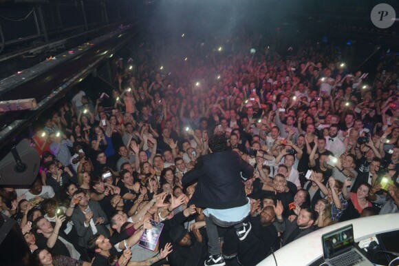 Exclusif - Soirée "Touche pas à mon poste" au club Le Loft à Paris. Cyril Hanouna, Tefa et Thierry Moreau, sont allés mettre le feu devant 4000 clubbers, en improvisant une chenille géante, et en se jetant dans la foule depuis la console dj. Samedi 22 février.