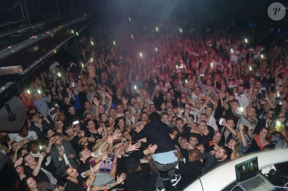 Exclusif - Soirée "Touche pas à mon poste" au club Le Loft à Paris. Cyril Hanouna, Tefa et Thierry Moreau, sont allés mettre le feu devant 4000 clubbers, en improvisant une chenille géante, et en se jetant dans la foule depuis la console