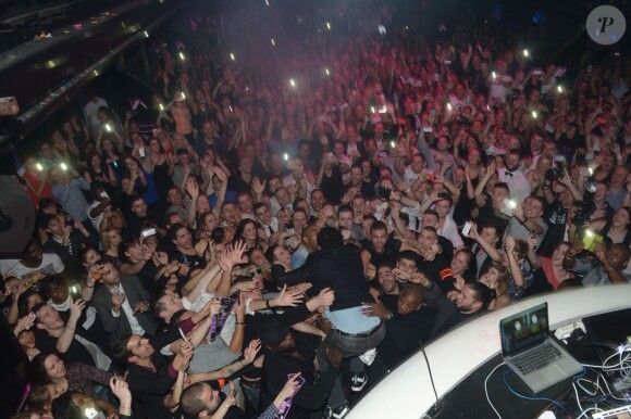 Exclusif - Soirée "Touche pas à mon poste" au club Le Loft à Paris. Cyril Hanouna, Tefa et Thierry Moreau, sont allés mettre le feu devant 4000 clubbers, en improvisant une chenille géante, et en se jetant dans la foule depuis la console