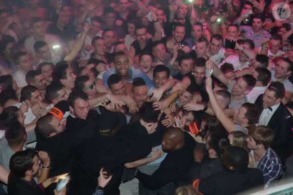 Exclusif - Soirée "Touche pas à mon poste" au club Le Loft à Paris. Cyril Hanouna, Tefa et Thierry Moreau, sont allés mettre le feu devant 4000 clubbers, en improvisant une chenille géante, et en se jetant dans la foule depuis la console