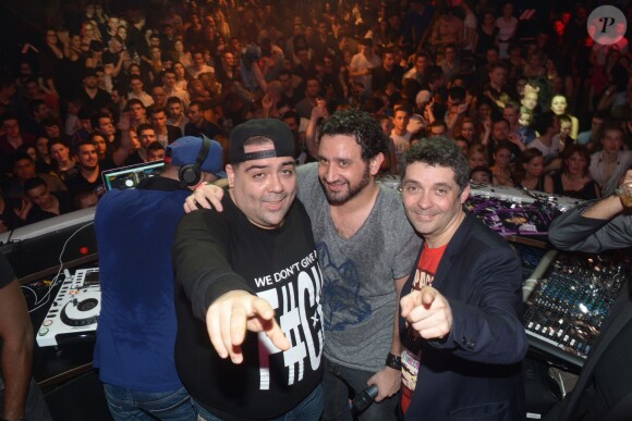 Exclusif - Soirée "Touche pas à mon poste" au club Le Loft à Paris. Cyril Hanouna, Tefa et Thierry Moreau, sont allés mettre le feu devant 4000 clubbers, en improvisant une chenille géante, et en se jetant dans la foule depuis la console dj. Samedi 22 février.
 