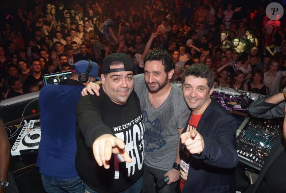 Exclusif - Soirée "Touche pas à mon poste" au club Le Loft à Paris. Cyril Hanouna, Tefa et Thierry Moreau, sont allés mettre le feu devant 4000 clubbers, en improvisant une chenille géante, et en se jetant dans la foule depuis la console dj. Samedi 22 février.
 