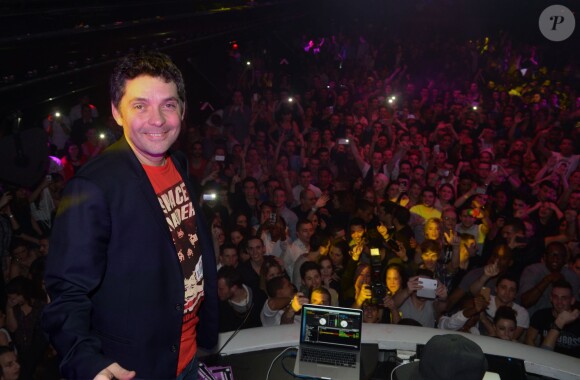 Exclusif - Soirée "Touche pas à mon poste" au club Le Loft à Paris. Cyril Hanouna, Tefa et Thierry Moreau, sont allés mettre le feu devant 4000 clubbers, en improvisant une chenille géante, et en se jetant dans la foule depuis la console dj. Samedi 22 février.
 