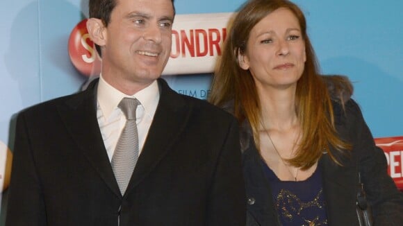Manuel Valls et sa femme Anne Gravoin applaudissent le Supercondriaque Dany Boon