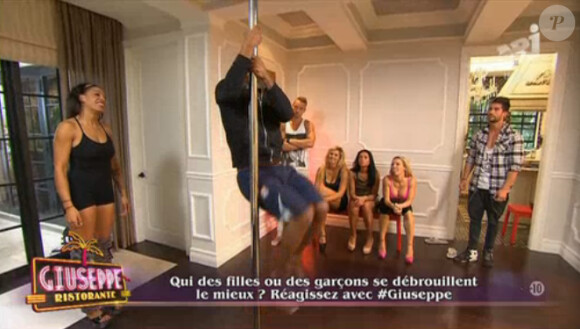 Rebecca enseigne l'art du pole-dance aux habitants ("Giuseppe Ristorante" - épisode du mardi 25 février 2014.)