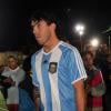 Carlos Tevez participe à un match amical dans quartier natal de Fuerte Apache près de Buenos Aires le 1er juillet 2013 devant sa femme Vanessa Mansilla.