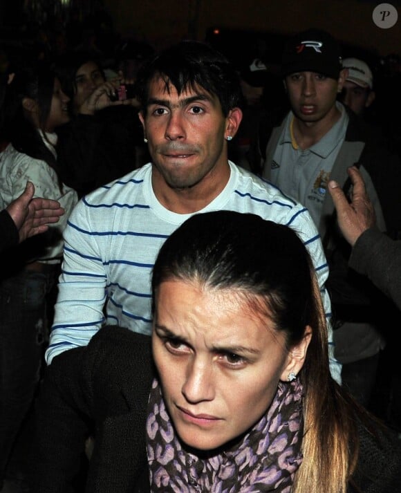 Carlos Tevez revient dans son quartier natal de Fuerte Apache avec sa femme Vanessa ansilla pour participer à un match amical près de Buenos Aires le 1er juillet 2013.