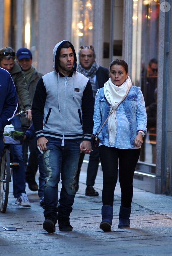 Le footballeur Carlos Tevez et sa femme Vanessa, enceinte, à Milan le 24 février 2014.