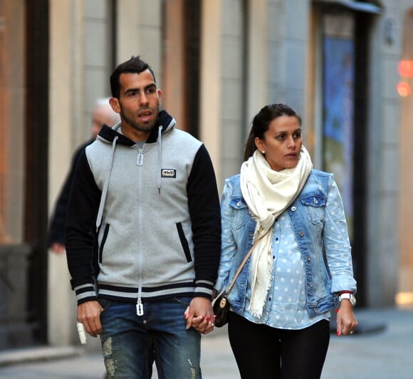 Carlos Tevez et sa femme Vanessa, enceinte, à Milan le 24 février 2014.