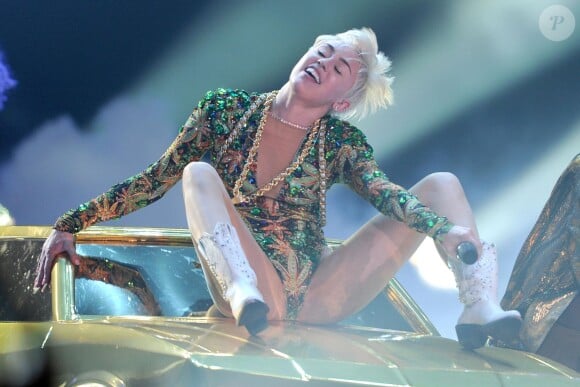Miley Cyrus et son Bangerz Tour sur la scène du Honda Center à Anaheim (Los Angeles), le 20 février 2014.