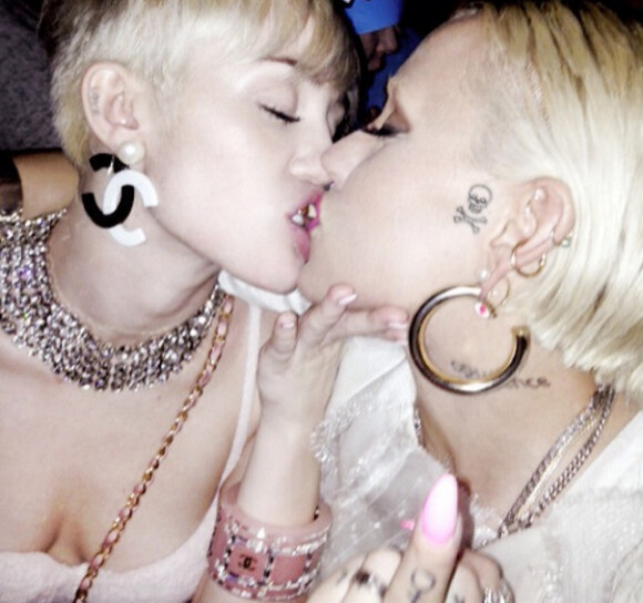 Miley Cyrus a été surprise en flagrant délit de galochage de la sulfureuse Brooke Candy. Février 2014.