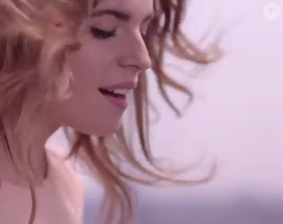Cécile Cassel vante les mérites du nouveau parfum Secret de Rochas dans un nouveau spot publicitaire dévoilé en février 2014.